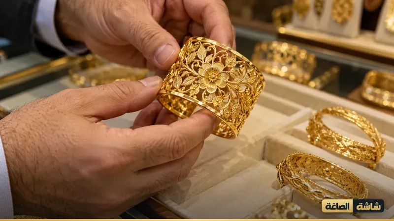 بائع يعرض إسورة ذهب مخرمة