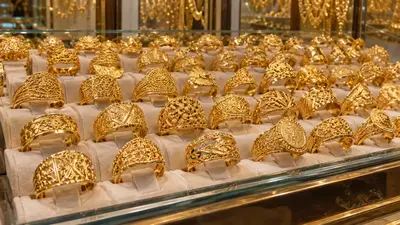 خواتم ذهب مشغولة مرصوصة في الواجهة