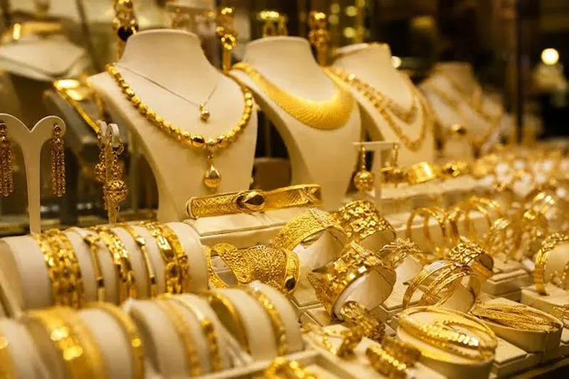 واجهة محل ذهب تعرض قلائد وأساور ذهبية